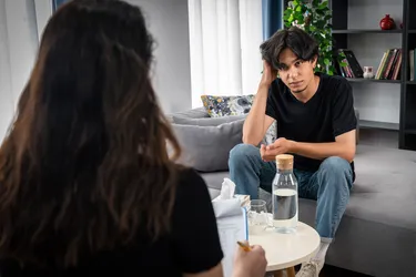 精神分裂癥通常始于青少年時(shí)期或 20 歲出頭。這種疾病可以通過(guò)藥物、治療和其他形式的行為支持相結合的方式來(lái)治療。 